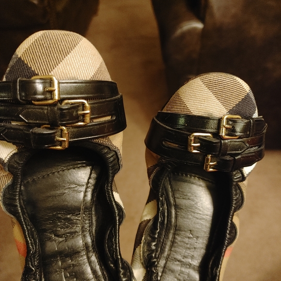 Authentic Burberry House Check Flats - Picture 3 of 5